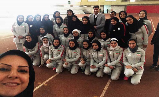 معاون وزیر با دختران دوومیدانی کار، عکس سلفی گرفت