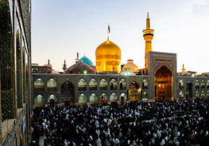 حرم مطهر رضوی در سالروز شهادت امام حسن عسگری(ع) غرق در ماتم و عزا