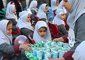 توزع شیر رایگان بین 4700 دانش آموز لنده ای