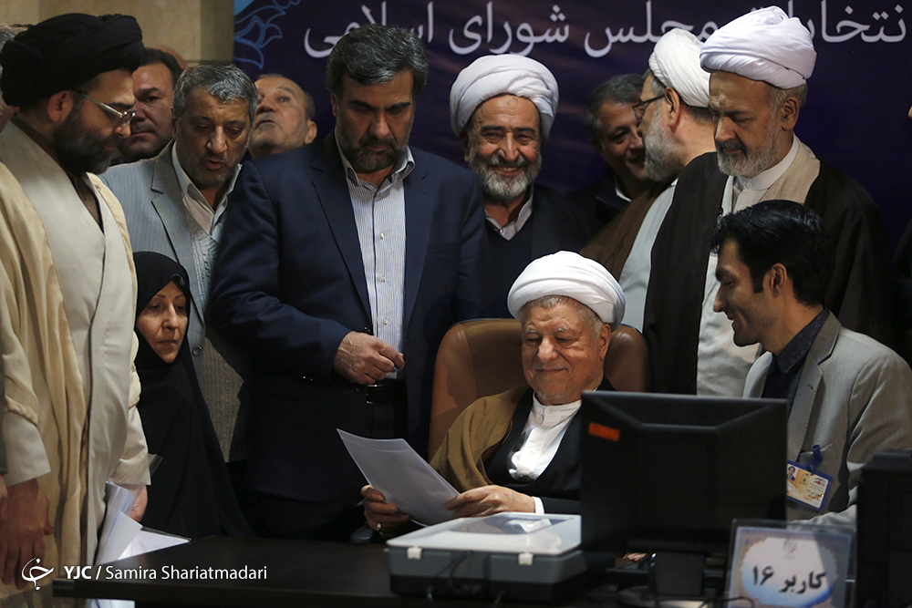از اظهارات جنجالی&zwnj; نماینده مستعفی تا تغییر رنگ بنر برای روحانی و حضور خانواده هاشمی&zwnj;!