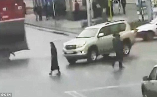 نجات معجزه آسای زمن جوان در صحنه تصادف+ تصاویر