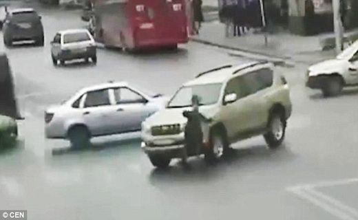 نجات معجزه آسای زمن جوان در صحنه تصادف+ تصاویر
