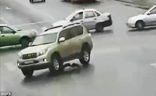 نجات معجزه آسای زن جوان در صحنه تصادف+ تصاویر