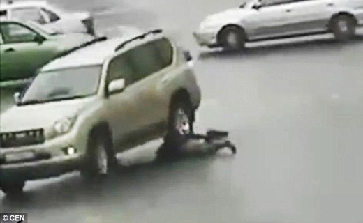 نجات معجزه آسای زن جوان در صحنه تصادف+ تصاویر