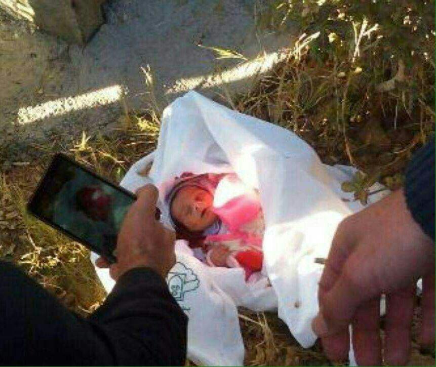 نجات کودک دو روزه رها شده در خیابانی در میبد+ تصویر