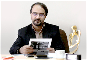 امینی متنی ۹۴ ساله را به صحنه می‌برد
