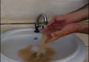 چه کسی حاضر است از این آب بخورد؟ + فیلم