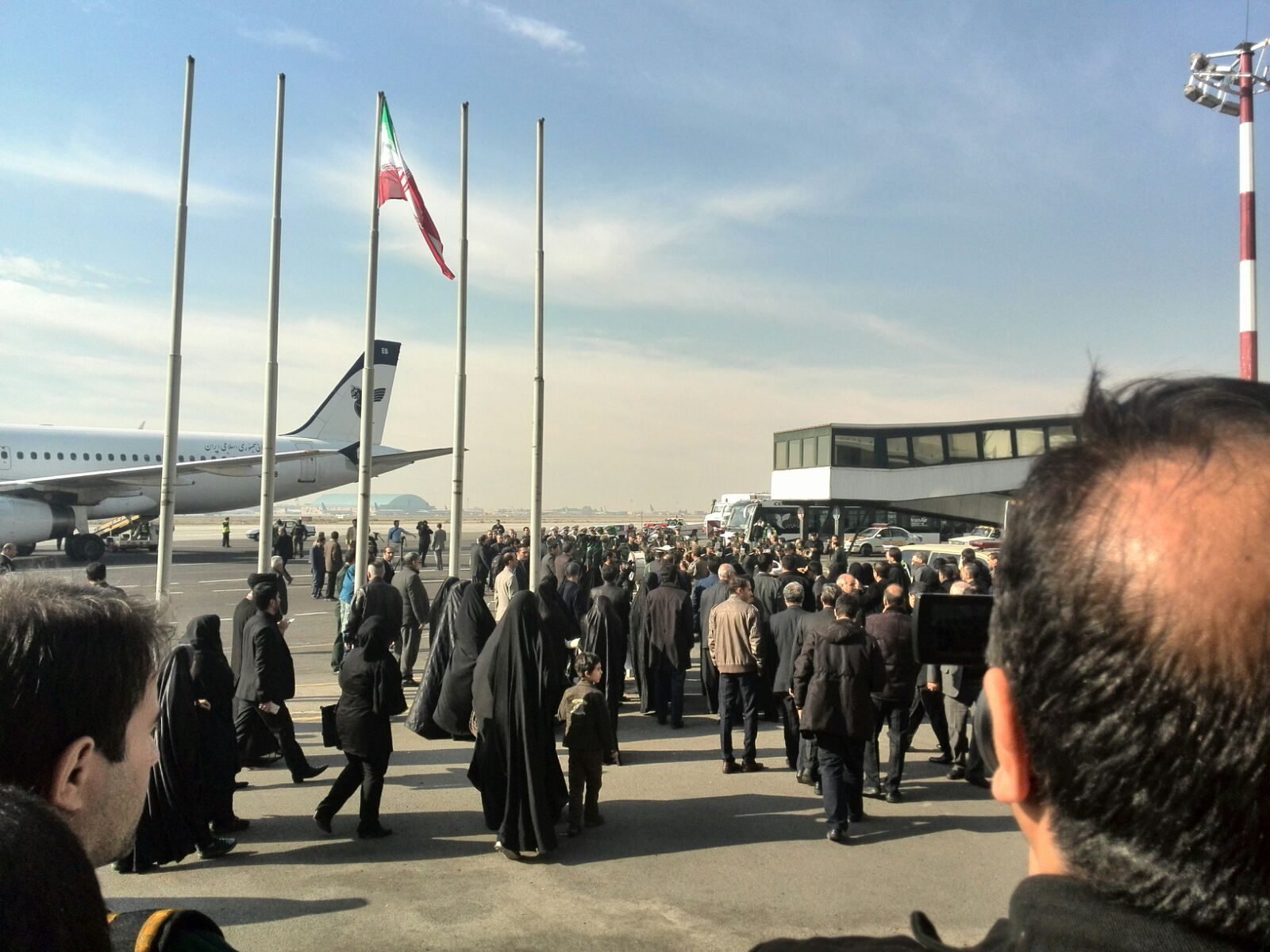 پیکر مرحوم رکن ابادی مورد استقبال مقامات لشکری و کشوری قرار گرفت