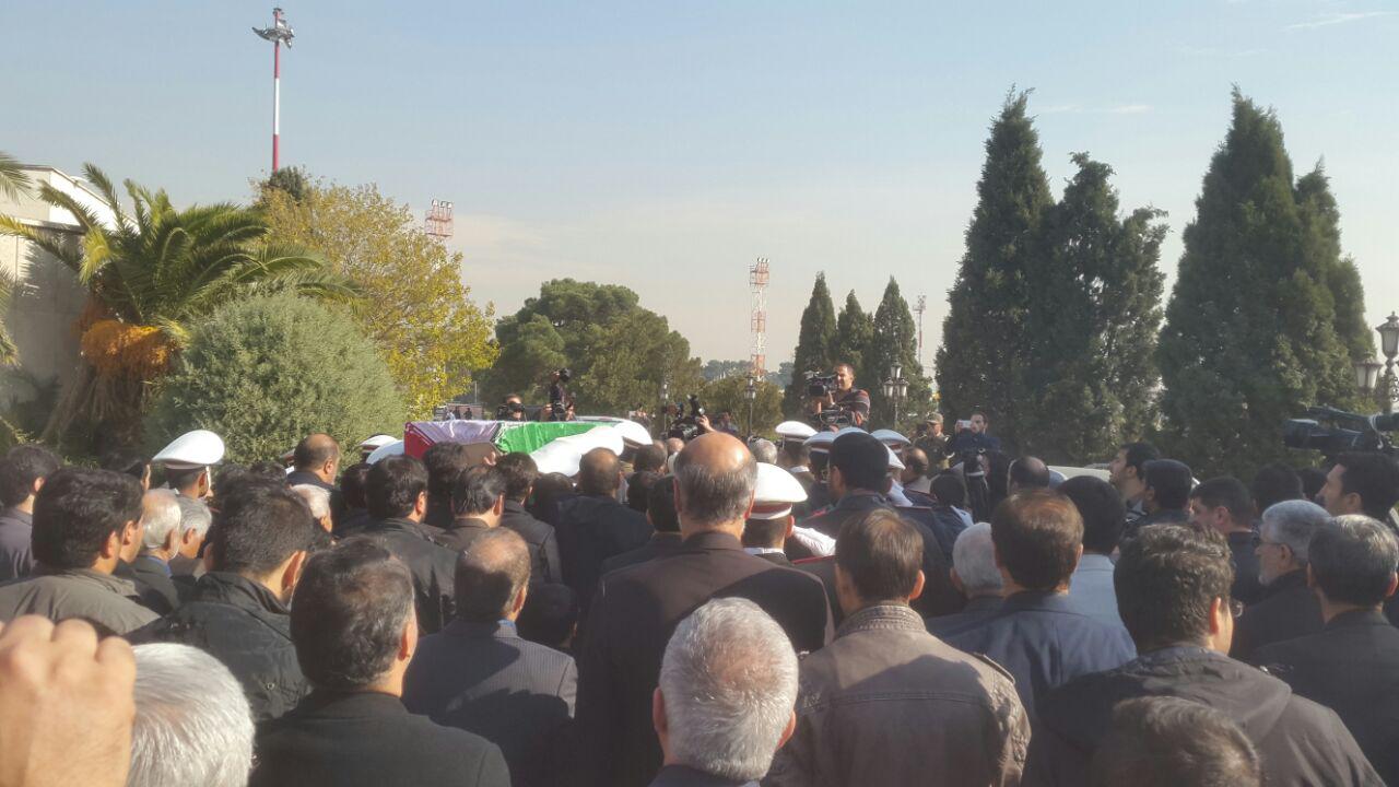 پیکر مرحوم رکن ابادی مورد استقبال مقامات لشکری و کشوری قرار گرفت