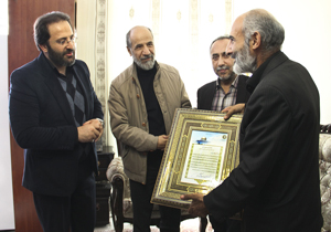 افتتاح سوگواره با دیدار خانواده شهیدان باقری و کریمی