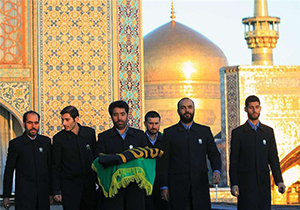 پرچم بارگاه منور رضوی به آستان قدس علوی اهدا شد