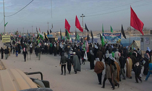 دخترانی که کفش‌ زائران را واکس می زنند