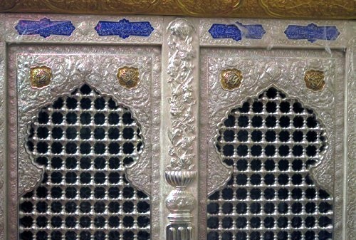 نصب نیم ضریح خیمه گاه حضرت ابوالفضل (ع) در کربلا