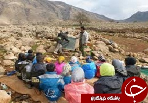 اهدا لباس گرم به دانش آموزان نیازمند در منطقه محروم فلارد