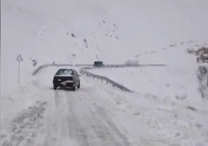 نمایی از جاده برفی روستای تخت سلیمان + فیلم