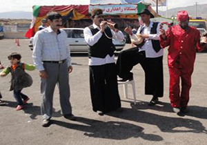 راهداران فارس ایستگاه شادی برپا کردند