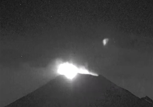 لحظه فوران آتشفشان در کوه های مکزیک + فیلم