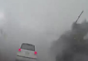 توفانی که ماشین را با خود برد + فیلم