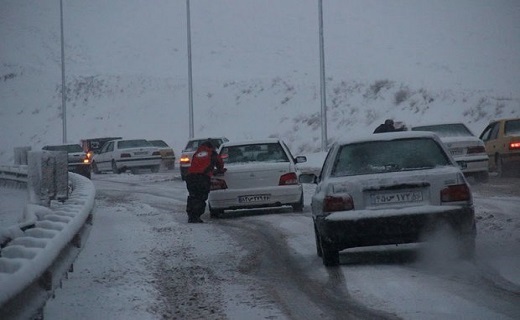 نجات 25 دستگاه خودرو  از میان برف در روز طبیعت