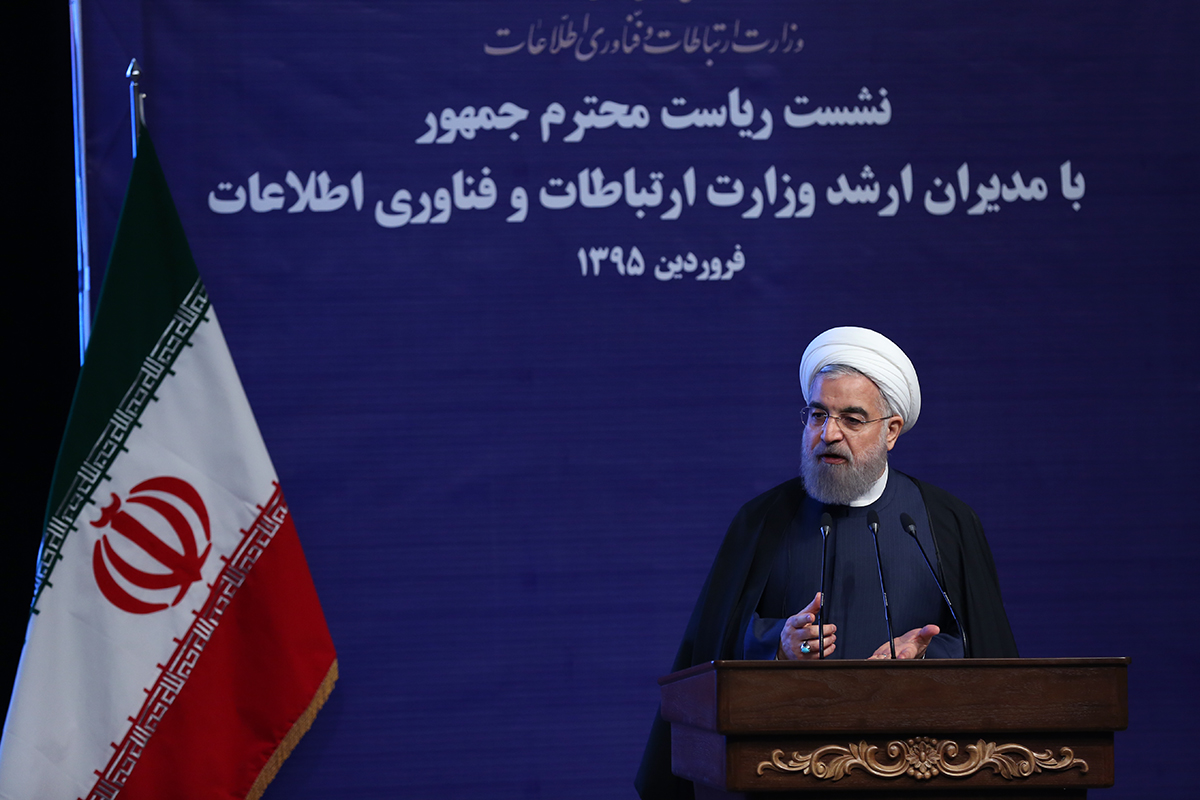 سال 95، &zwnj;سال کار و مدیریت برای اقدام و عمل در اقتصاد مقاومتی است/نباید اجازه دهیم فضای امید و تلاشی که پس از برجام شکل گرفته، از بین برود