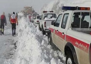امدادرسانی و نجات110 خودروی گرفتار برف در گردنه صایین محور نیر - سراب