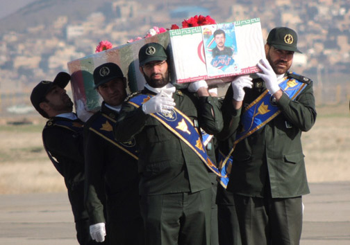 پیکر پاک شهید مدافع حرم وارد فرودگاه شهرکرد شد + تصاویر