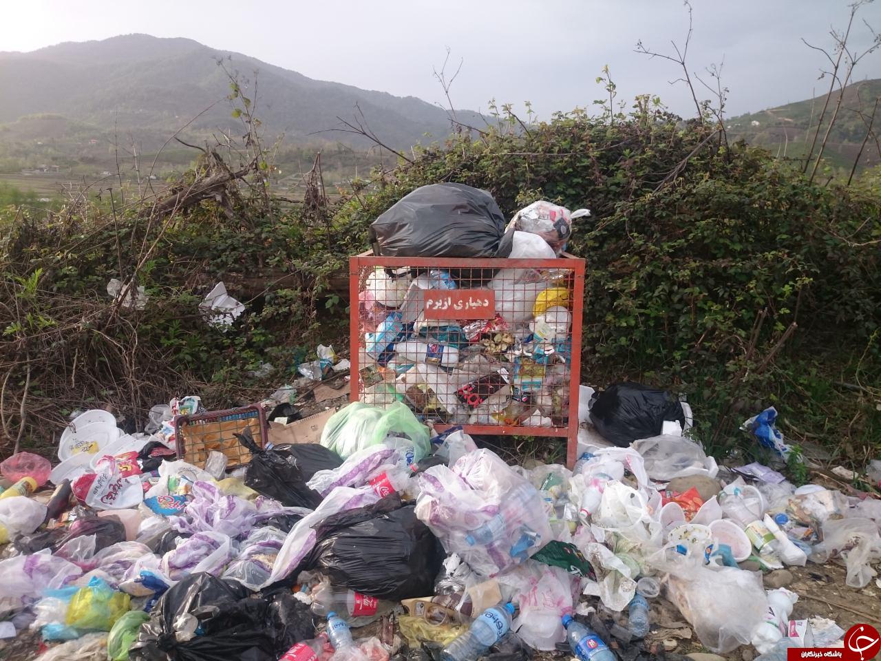 زباله&zwnj;های رها شده در روستای ازبرم + تصاویر