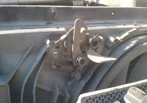 حبس نوجوان در خودرو پژو