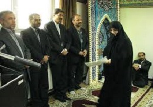تجلیل از همسر شهدا وایثارگران کردستان