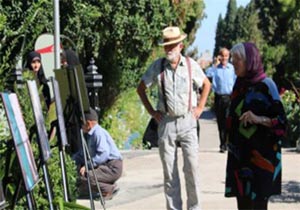49 گردشگرخارجی در کاخ چهلستون و باغ شاه عباس صفوی