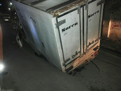 نشست زمین در مشهد یک خودرو را بلعید
