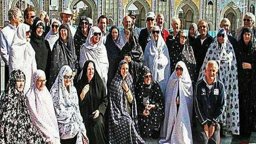 عکس/ زنان آلمانی با &laquo;چادر&raquo; در حرم امام رضا(ع)