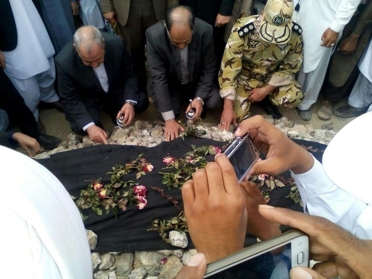 فرزند معلم فداکار سیستان و بلوچستانی در آغوش وزیر آموزش و پرورش + عکس