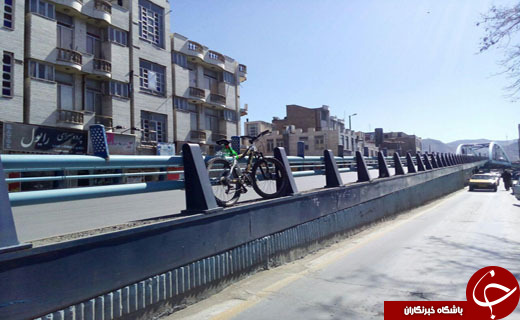 قفل و زنجیر کردن دوچرخه به حفاظ پل + تصاویر