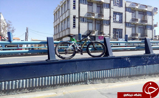 قفل و زنجیر کردن دوچرخه به حفاظ پل + تصاویر