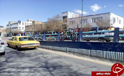 قفل و زنجیر کردن دوچرخه به حفاظ پل + تصاویر