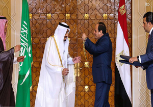 عکس/ &laquo;گردنبد نیل&raquo; بر گردن شاه سعودی