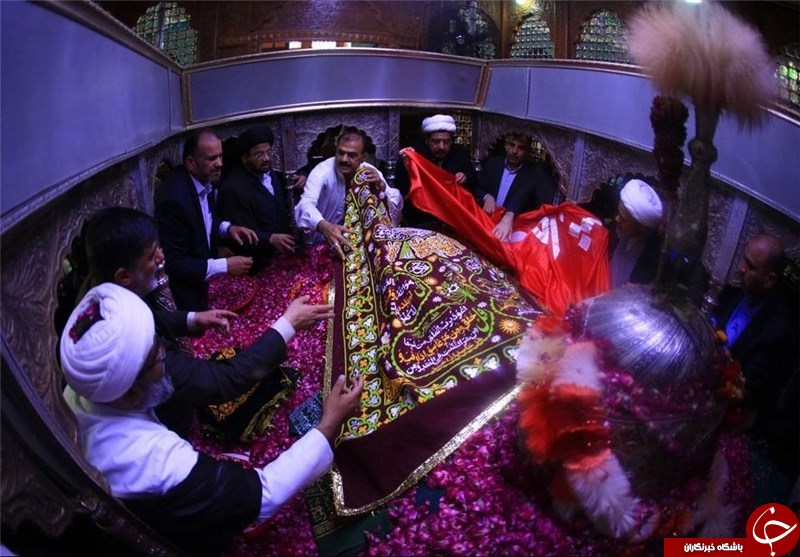 پرچم گنبد حضرت عباس(ع) به بزرگترین مزار شیعی هندوستان رسید+عکس