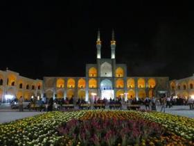 اجرای پرفورمنس "آیینه عصر" در میدان امیرچخماق یزد