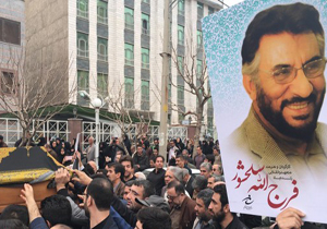 بدگویان سلحشور زیر تابوتش را گرفتند