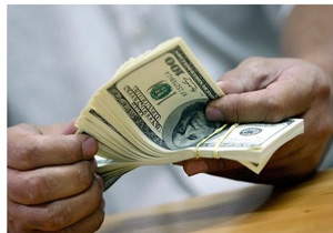 مرکز مبادلات ارزی در آستانه تعطیلی/ باجه‌هایی که منتظر مشتری‌اند
