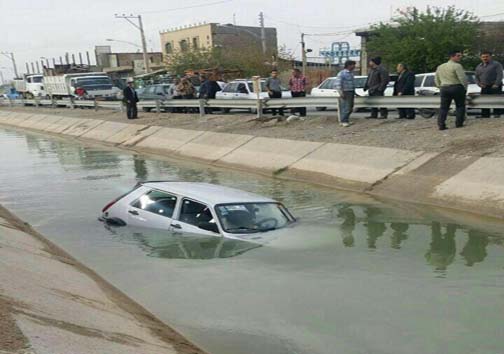 واژگونی اتوبوس ناشی از لغزندگی جاده+تصاویر