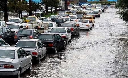 آبگرفتگی معابر و لغزندگی جاده های استان همدان
