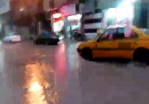شهروندخبرنگار: جوی آبی که وسط خیابان ایجاد شد! + فیلم