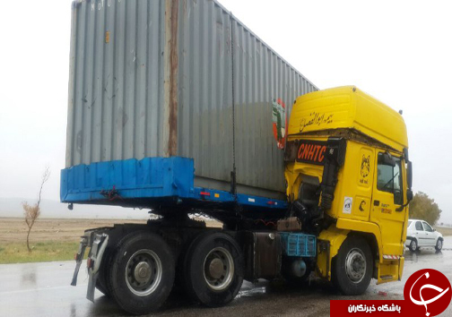 قیچی شدن تریلی در محور فارس + تصاویر