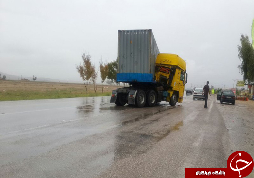 قیچی شدن تریلی در محور فارس + تصاویر