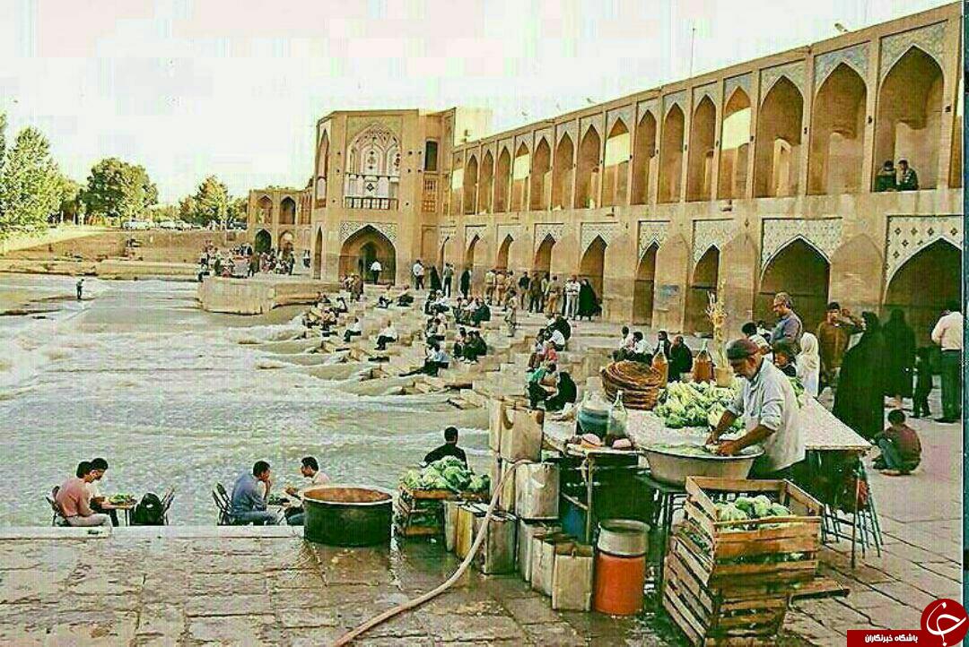 طعم کاهو سکنجبین در کنار پل خواجو و زاینده رود خروشان ایران_قدیم