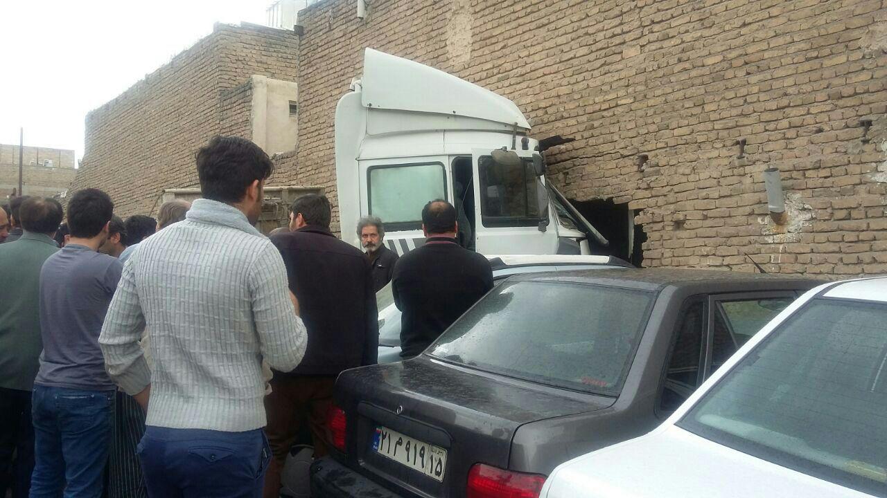 تریلر الیکو،  وارد منزل مسکونی شد + تصاویر
