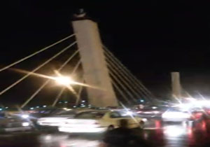 فواره سه متری آب از کانال‌های فاضلاب در زیر پل کششی میدان امام حسین(ع)+ فیلم