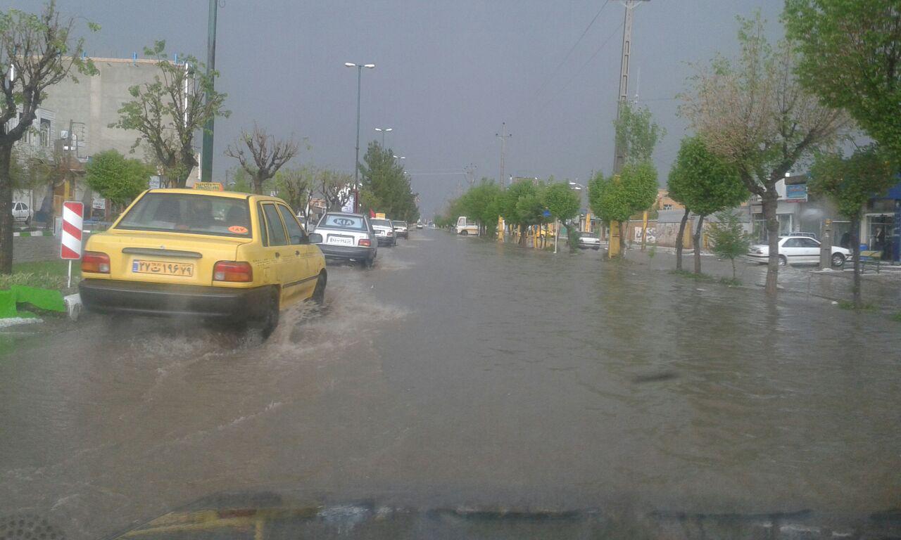 بارش باران وتگرگ تاکستان قزوین و آبگرفتگی معابر + تصاویر